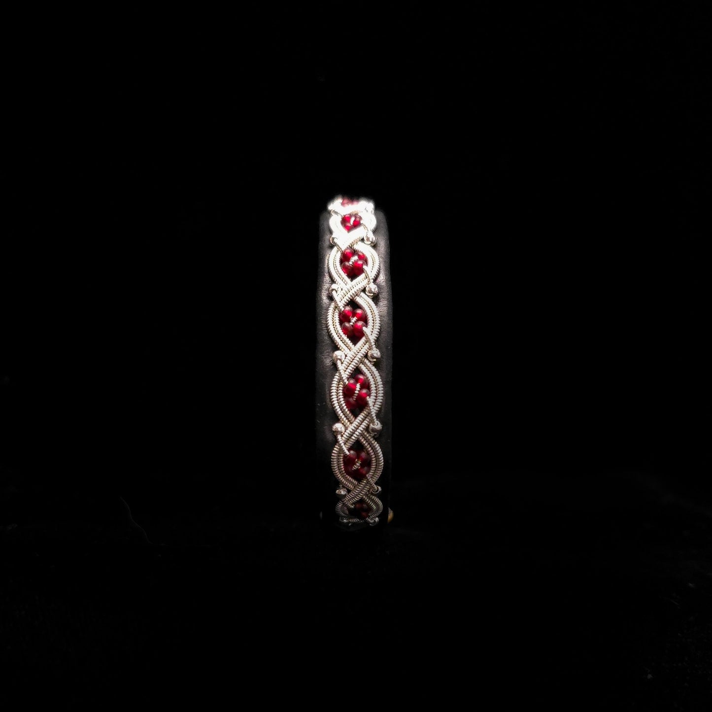 Sámi reindeer leather bracelet with braided pewter thread – cranberry