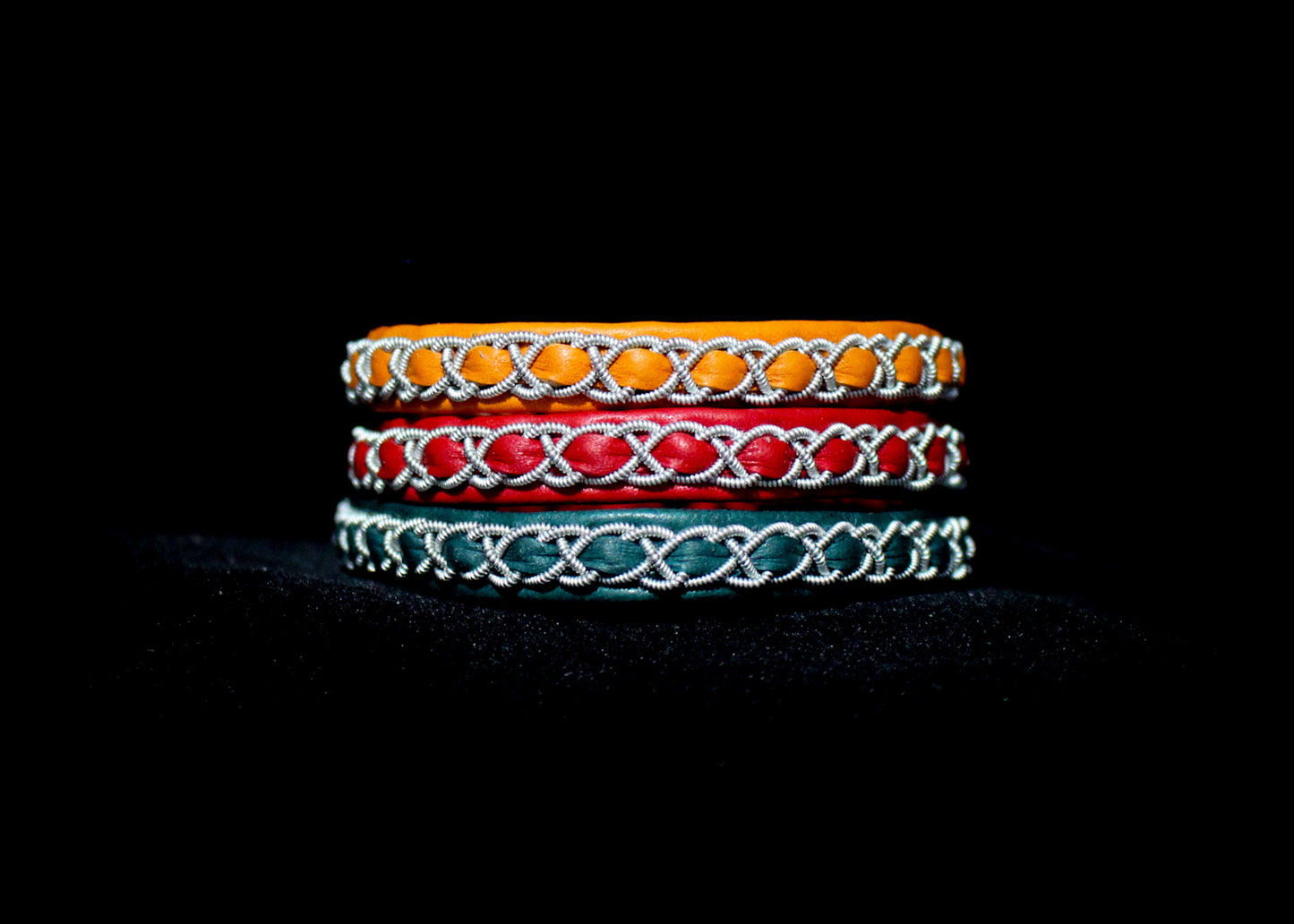 Sámi reindeer leather bracelet with braided pewter thread – pebble