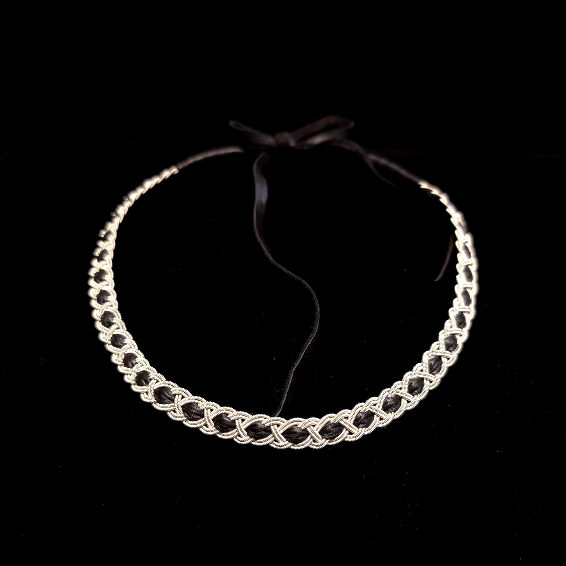 Sámi reindeer leather choker with braided pewter thread – Stig