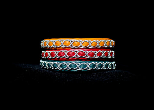 Sámi reindeer leather bracelet with braided pewter thread – pebble